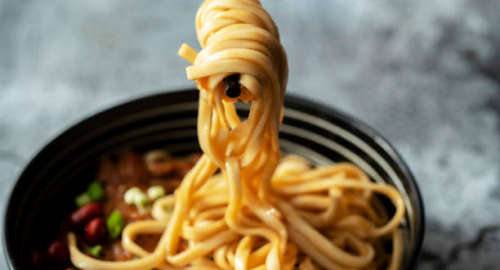 Salmonella e noodles istantanei, focolaio europeo sotto osservazione: 83 casi confermati e indagini sulla sicurezza alimentare